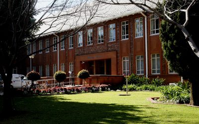 Teologiese opleiding tussen die duiwel en die diep blou see